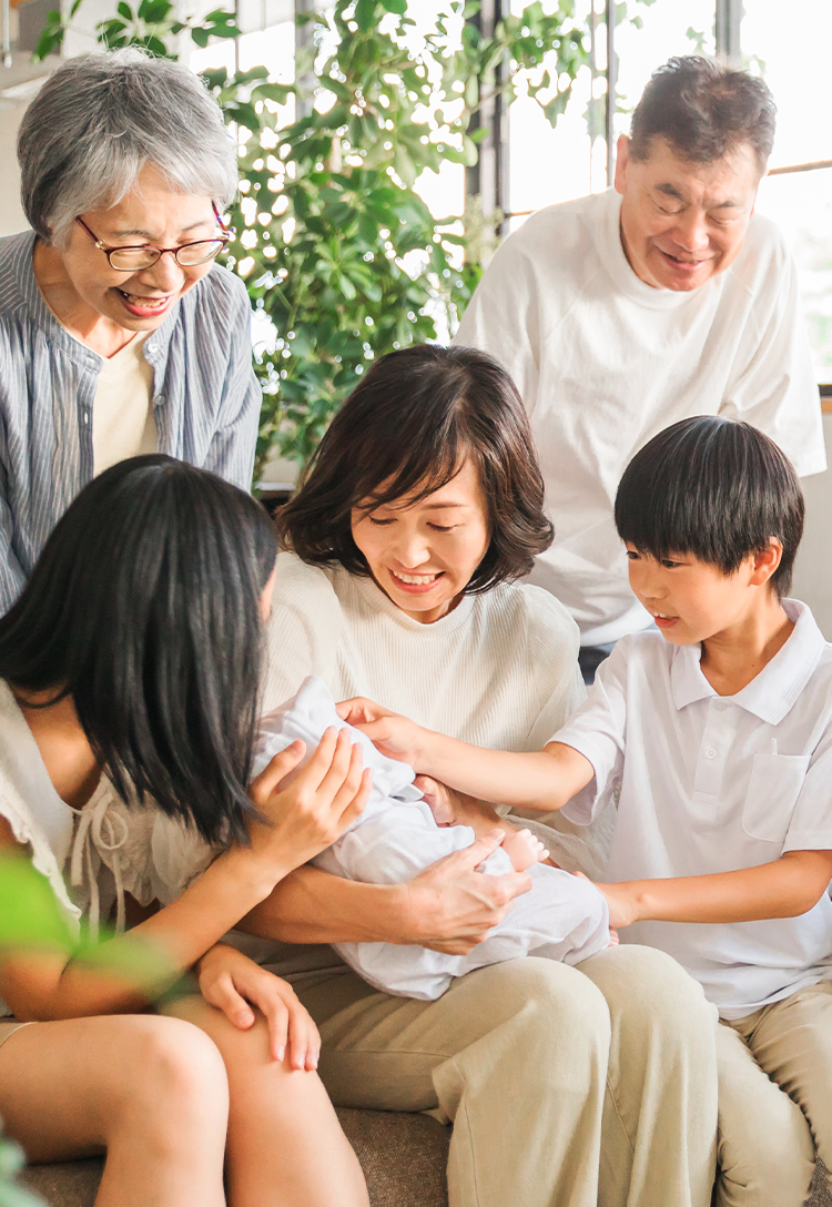 家族がソファーに座って微笑んでいる