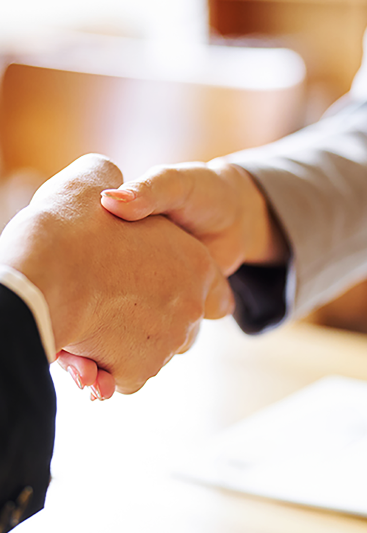 握手を交わすビジネスパーソンの手元