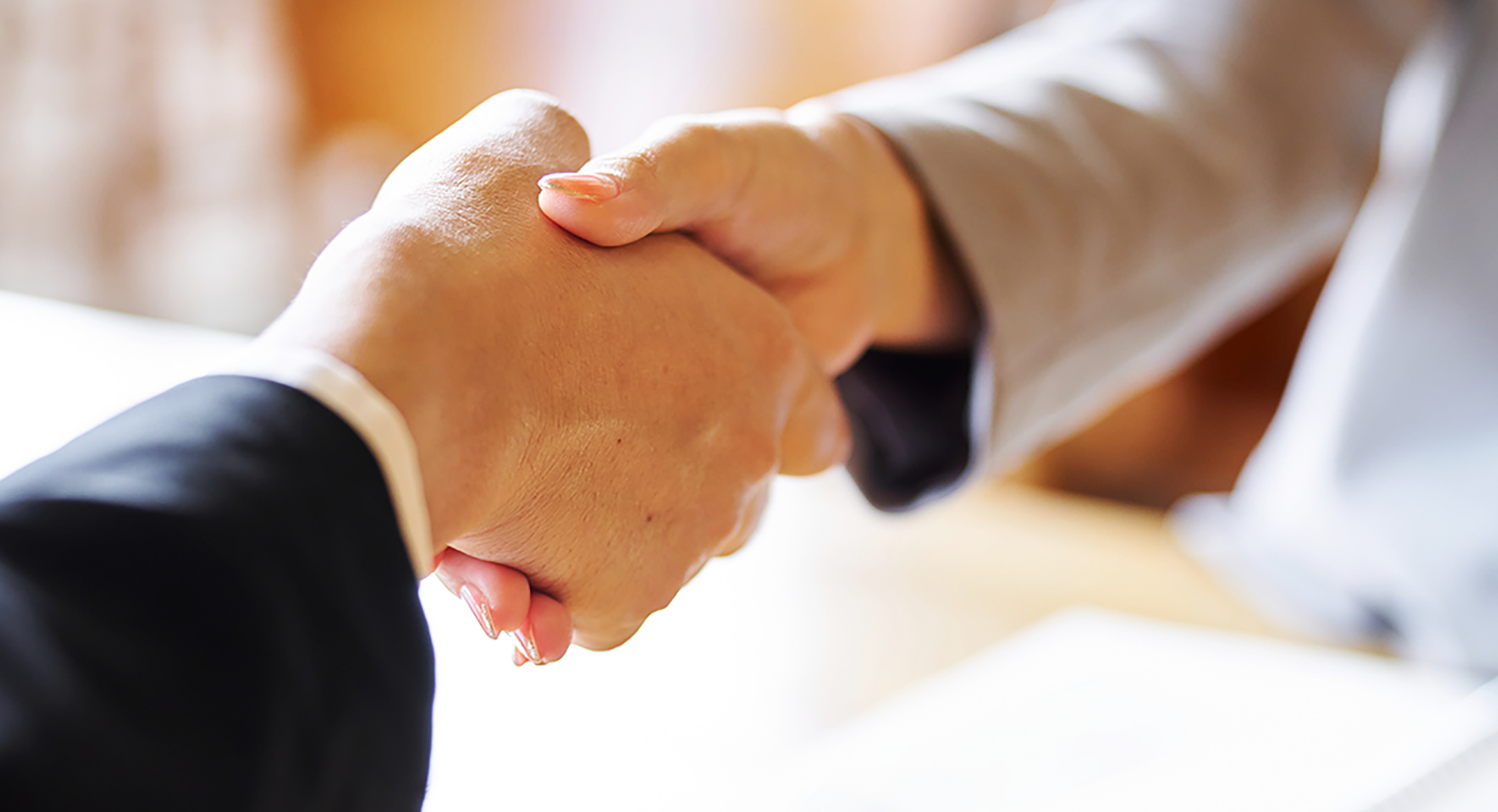 握手を交わすビジネスパーソンの手元